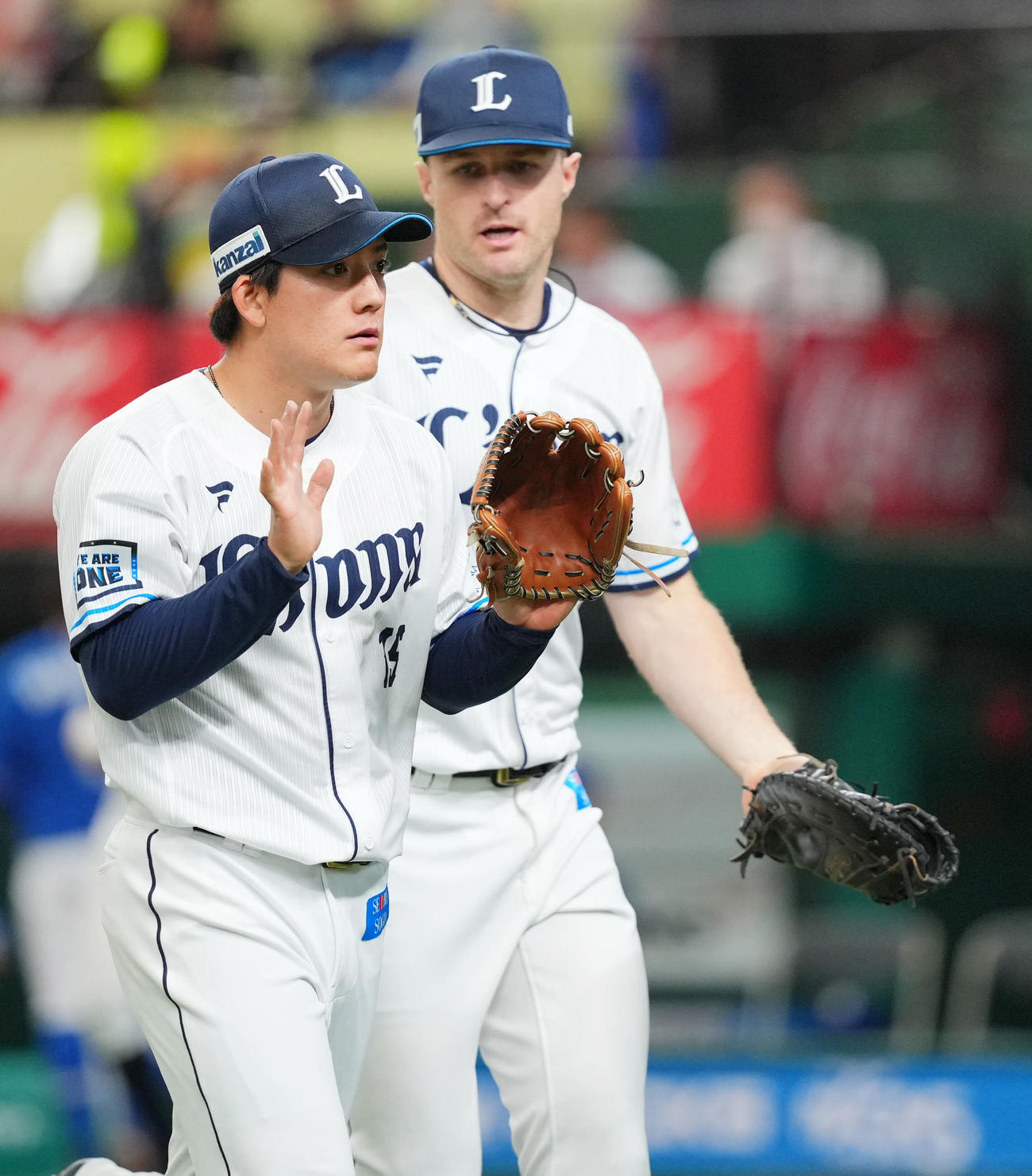 西武対中日　1回表中日の攻撃を無失点に抑えおどけた表情の西武先発の与座（左）（撮影・垰建太）