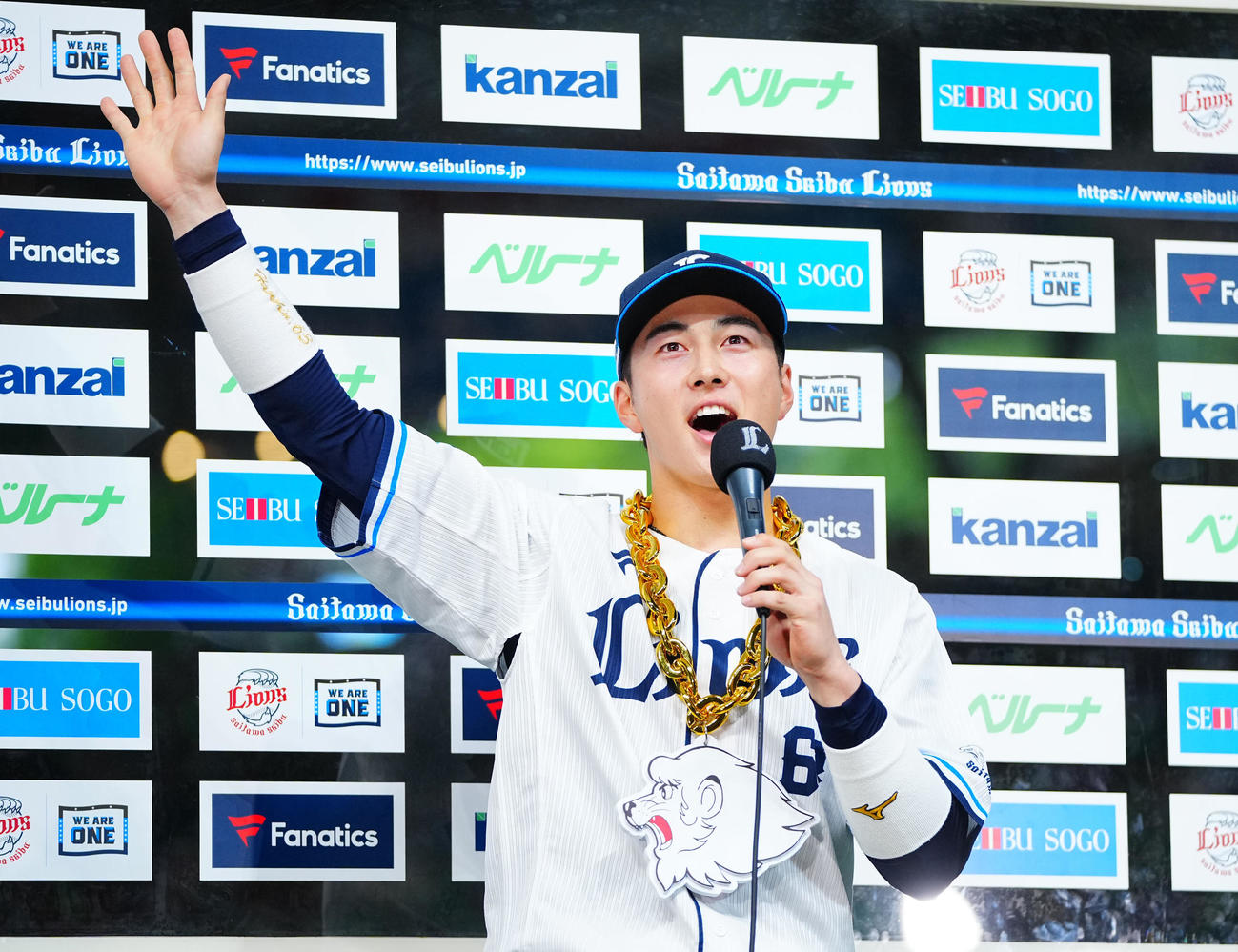西武対中日　中日に勝利しお立ち台で「マーベラス」を唱える西武長谷川（撮影・垰建太）