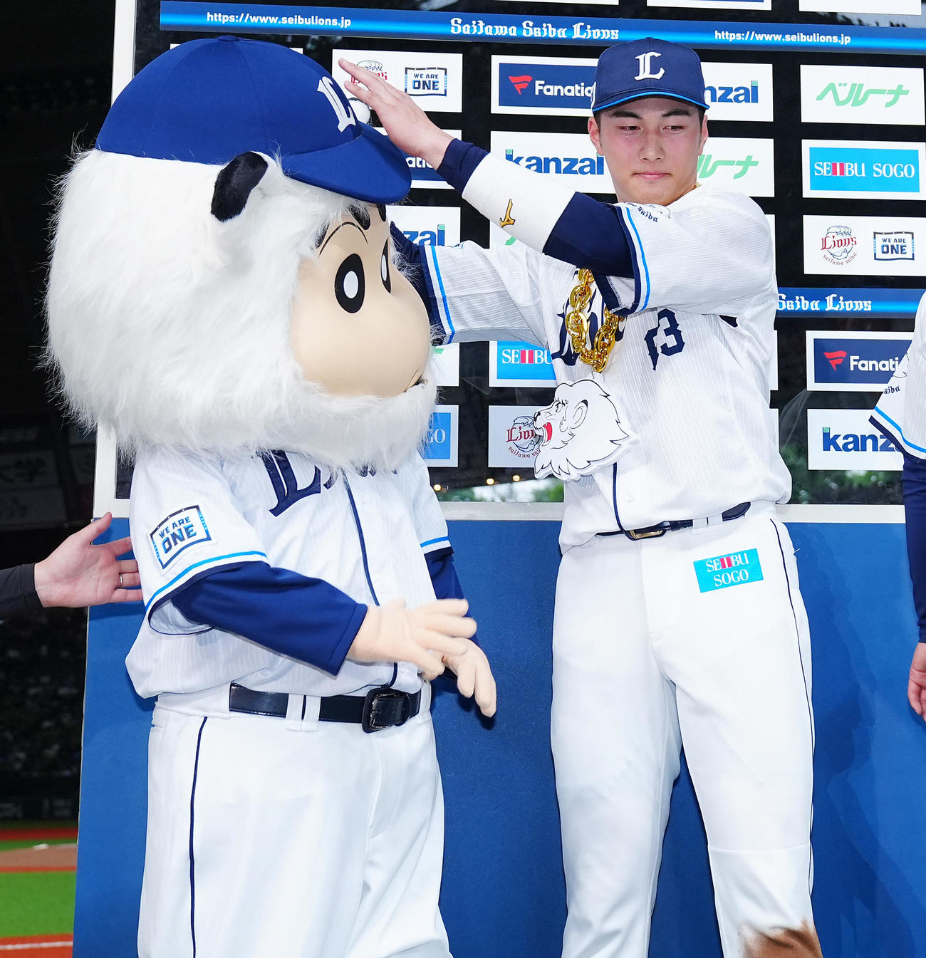 西武対中日　中日に勝利しお立ち台で健闘をたたえ合うクレヨンしんちゃんの野原しんのすけ（左）と西武長谷川（撮影・垰建太）