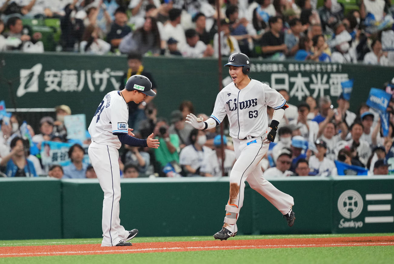 西武対中日　4回裏西武無死、左越えソロ本塁打を放ち笑顔でタッチを交わす長谷川（右）（撮影・垰建太）