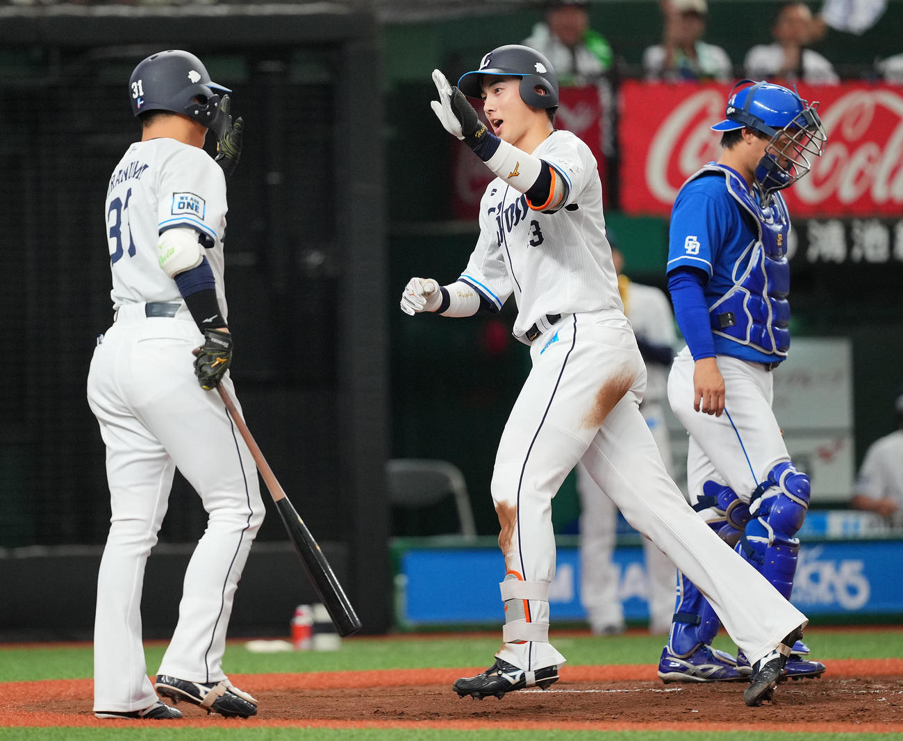 西武対中日　4回裏西武無死、左越えソロ本塁打を放ち笑顔でタッチを交わす長谷川（右）（撮影・垰建太）