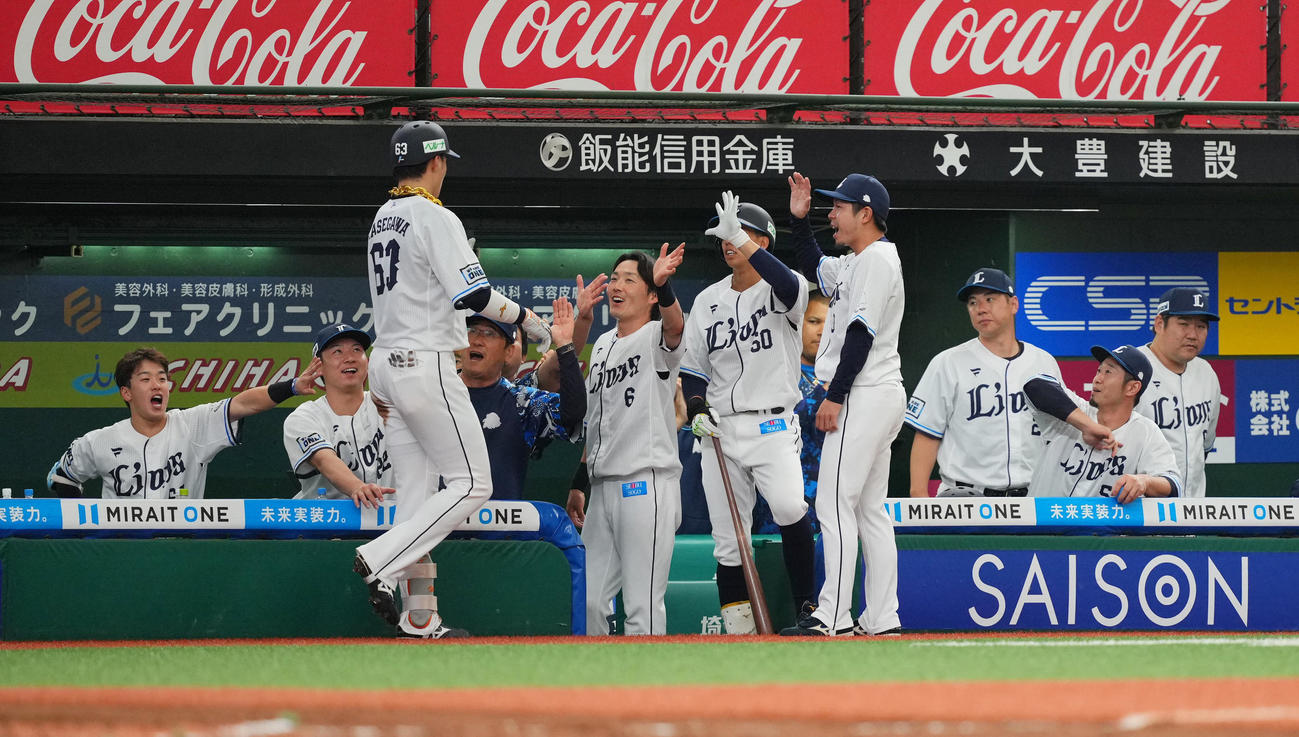 西武対中日　4回裏西武無死、左越えソロ本塁打を放った長谷川を笑顔で迎えるナイン（撮影・垰建太）