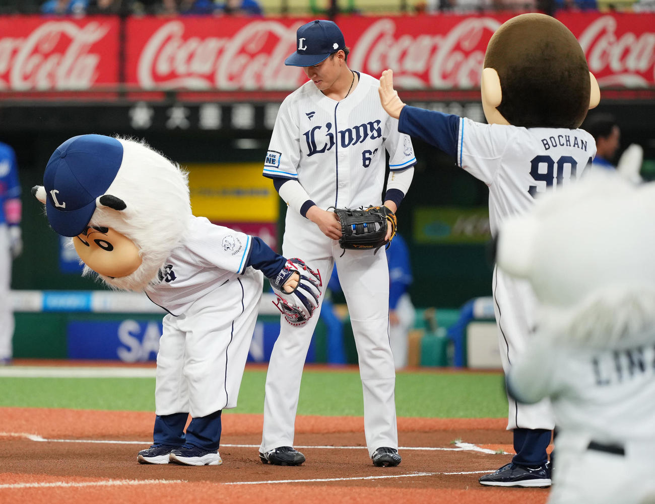 西武対中日　試合前、セレモニアルピッチを行ったクレヨンしんちゃんの野原しんのすけ（左）からおしりを向けられ戸惑う長谷川（撮影・垰建太）