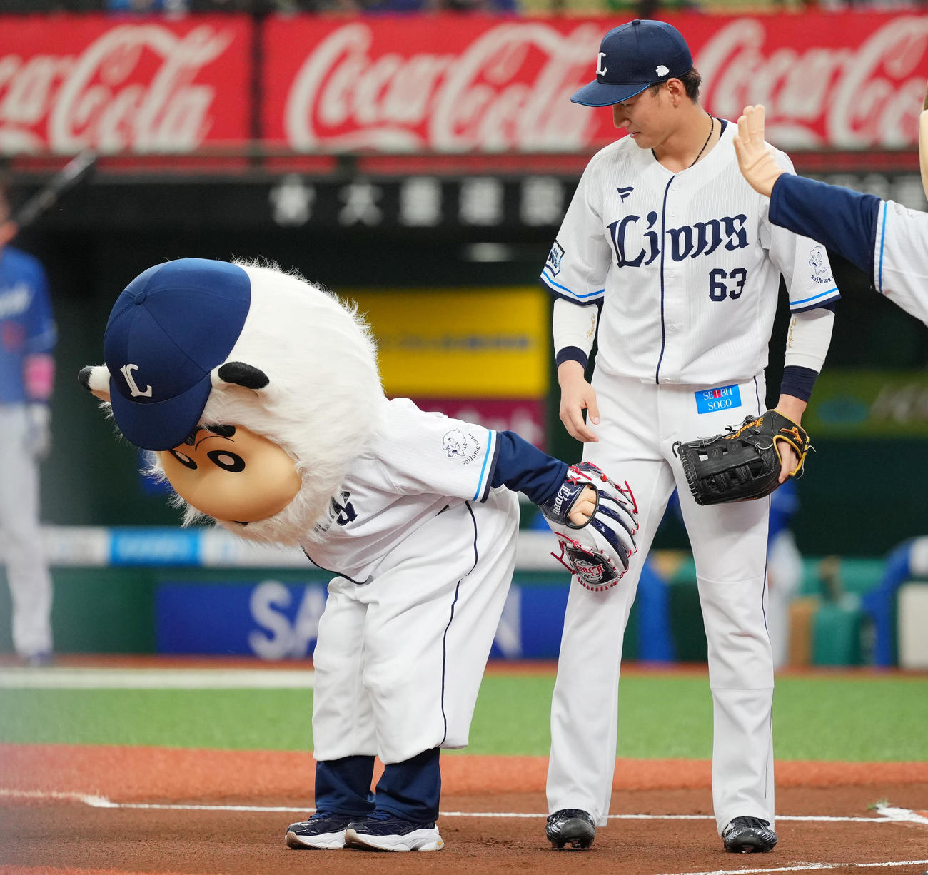 西武対中日　試合前、セレモニアルピッチを行ったクレヨンしんちゃんの野原しんのすけ（左）からおしりを向けられ戸惑う長谷川（撮影・垰建太）