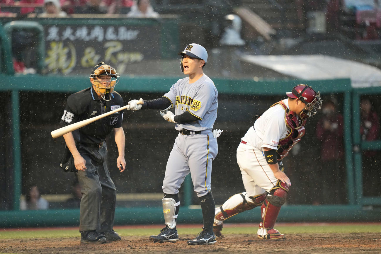楽天対阪神　9回表阪神1死満塁、押し出し四球を選ぶ糸原（撮影・井上学）