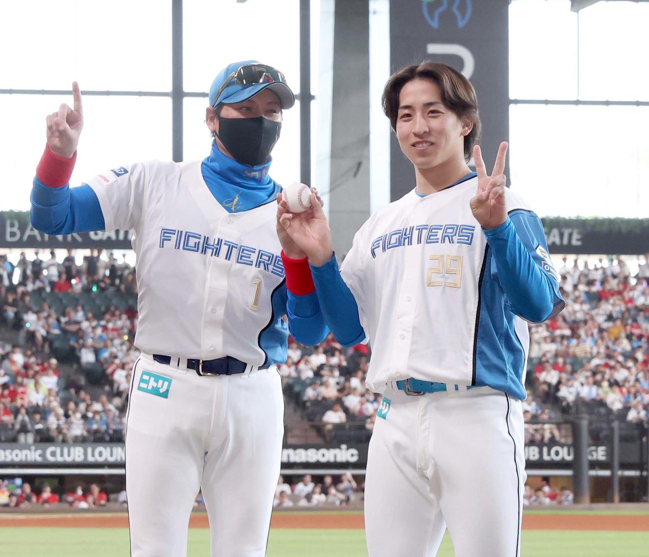 プロ初勝利を挙げた細野がVサイン　新庄監督は「1勝目」の１のポーズ（撮影・黒川智章）