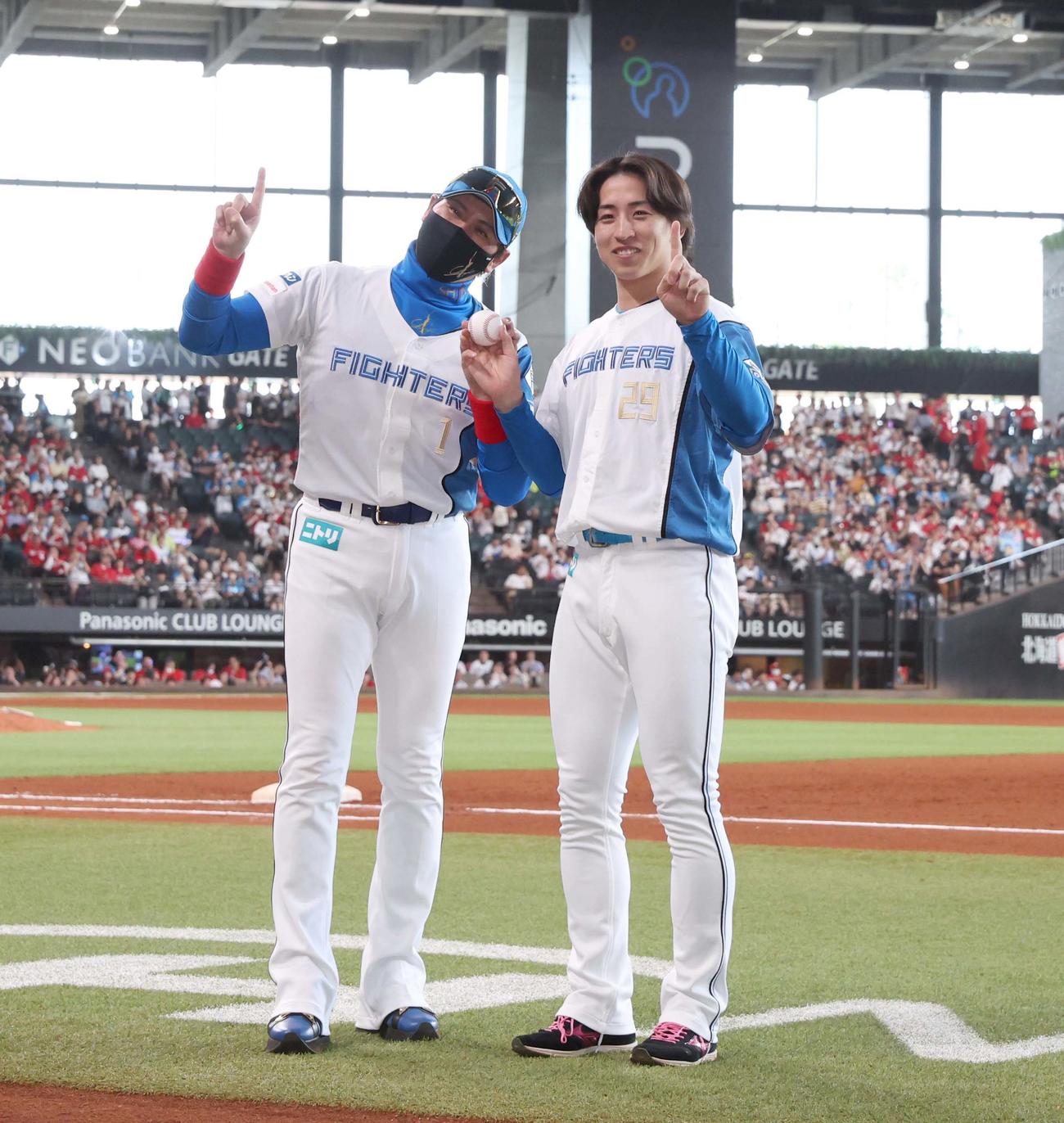 日本ハム対広島　プロ初勝利を挙げ新庄監督に祝福される細野（撮影・黒川智章）