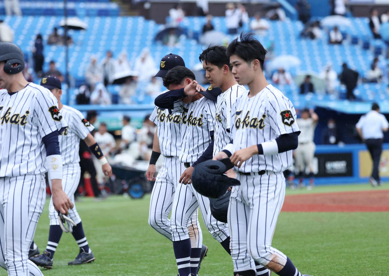 福井工業大対東海大　試合が終わり涙を流しながらベンチに戻る東海大ナイン（撮影・増田悦実）