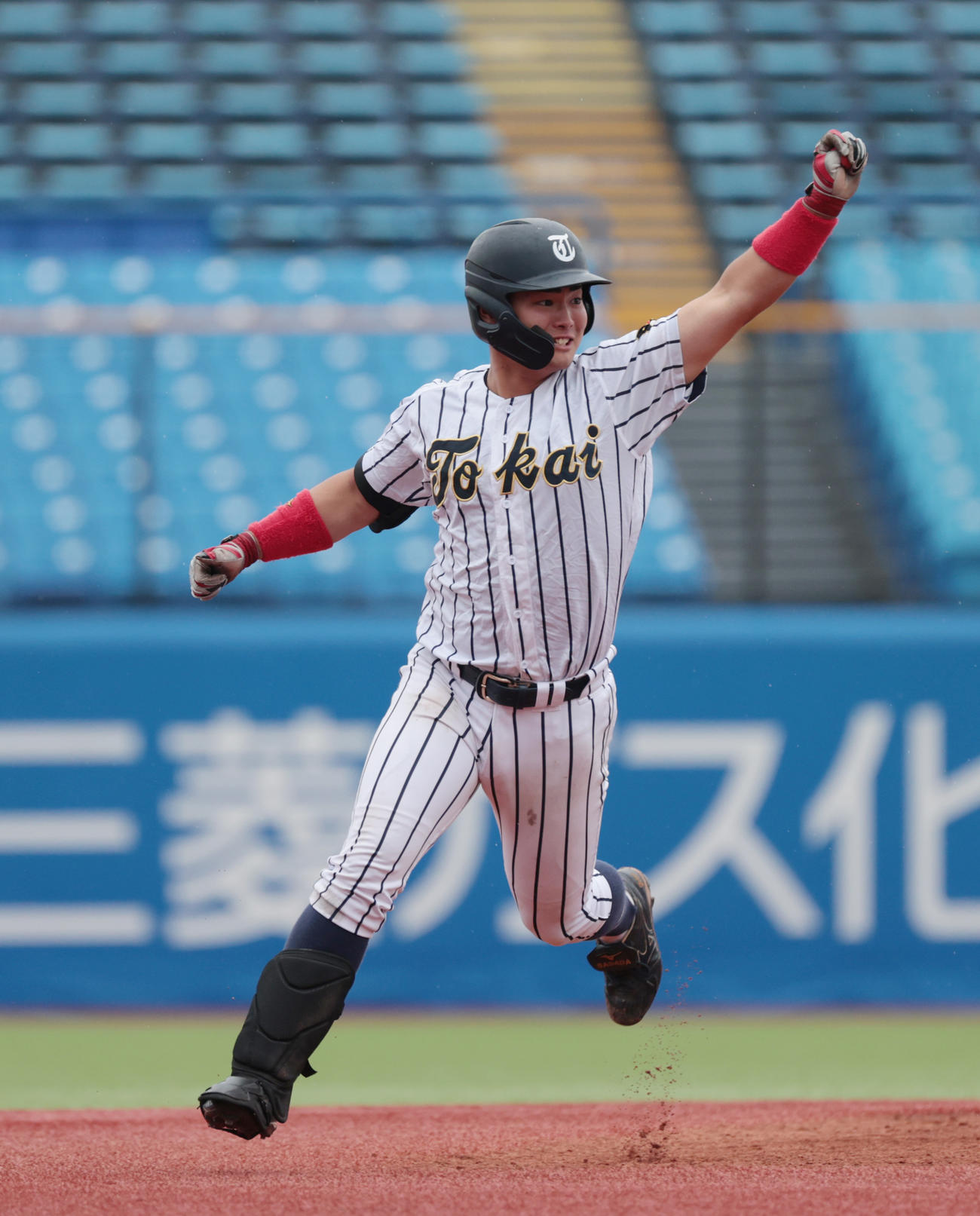 福井工大対東海大　8回裏東海大1死、笹田は左越え本塁打を放ちガッツポーズする（撮影・柴田隆二）