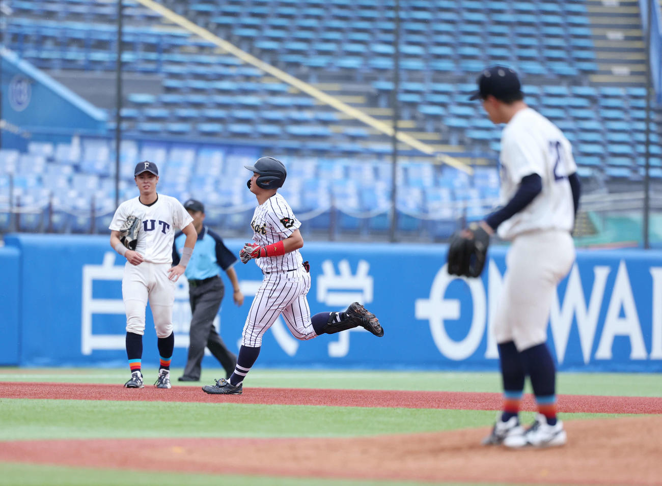 福井工業大対東海大　8回裏東海大1死、柵越え本塁打を放ち走塁する笹田（撮影・増田悦実）