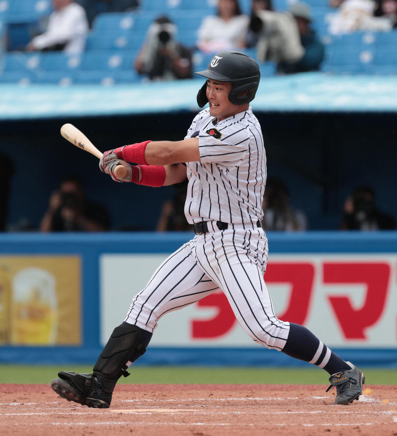 福井工大対東海大　1回裏東海大1死一、三塁、笹田は中犠飛を放つ（撮影・柴田隆二）