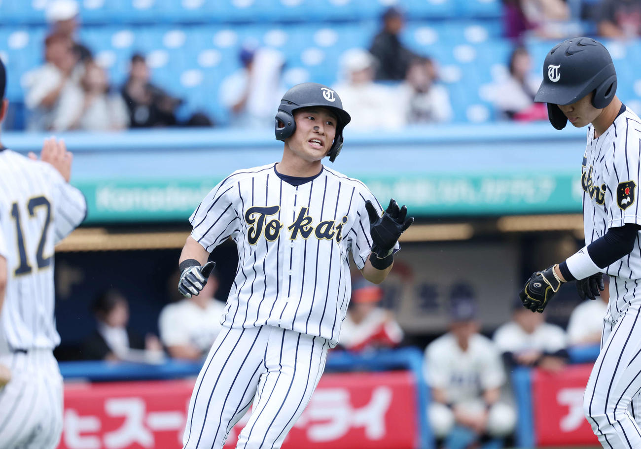 福井工業大対東海大　1回裏東海大1死一、三塁、笹田海風の中犠飛で生還する大前（撮影・増田悦実）