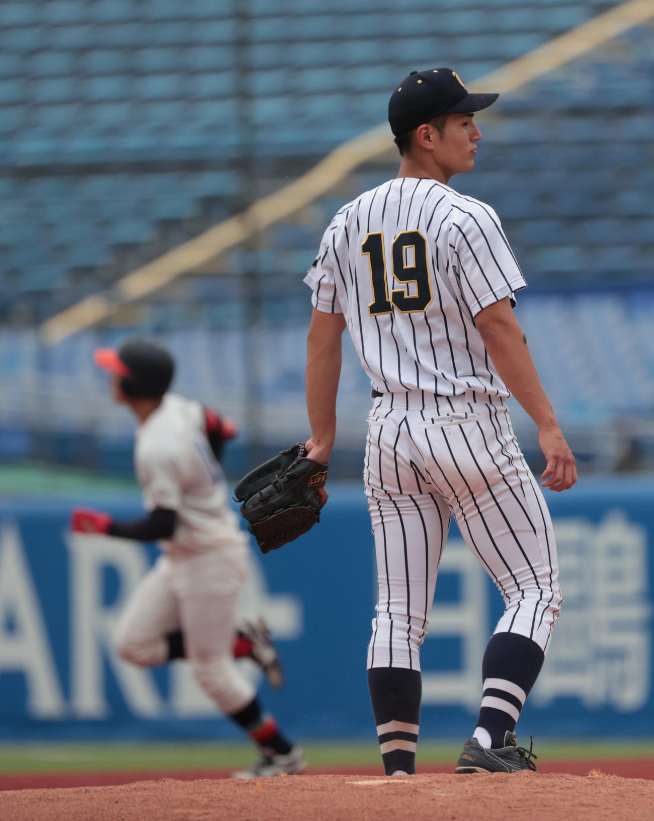 福井工大対東海大　2回表福井工大無死、高松に右越えに本塁打を浴びた東海大・求（撮影・柴田隆二）