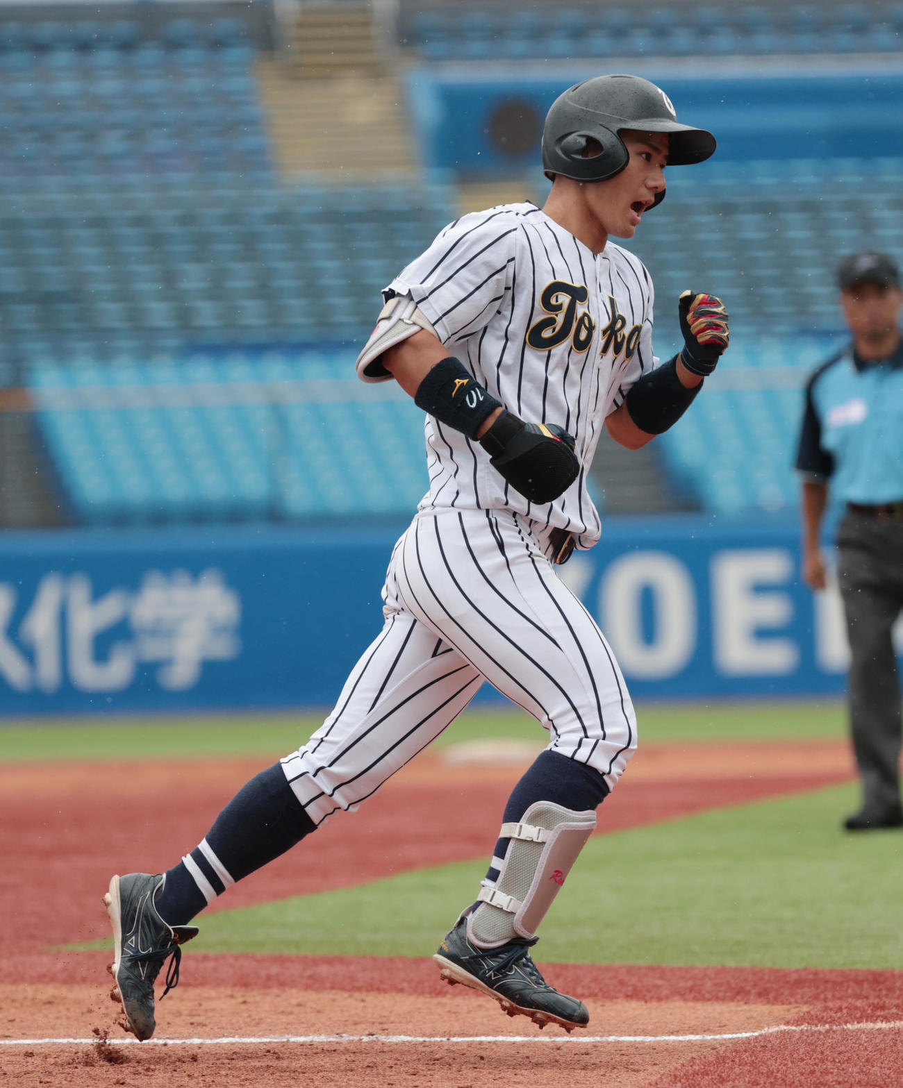 福井工大対東海大　3回裏東海大2死、大塚は右越えに本塁打を放ちガッツポーズする（撮影・柴田隆二）
