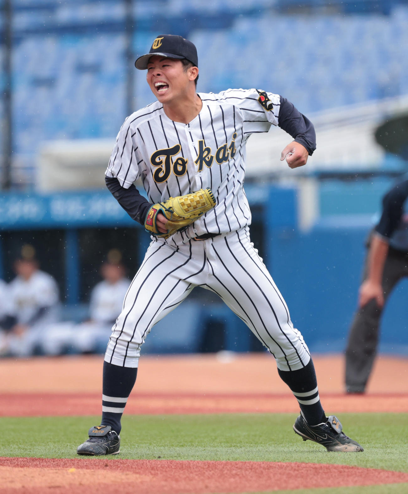 福井工大対東海大　3回途中から登板した東海大・若山はガッツポーズする（撮影・柴田隆二）