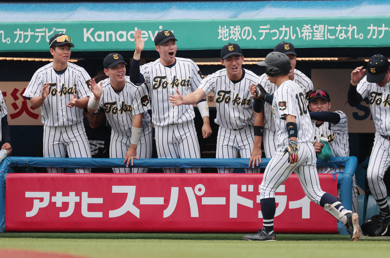福井工大対東海大　3回裏東海大2死、大塚は右越えに本塁打を放ちナインの出迎えを受ける（撮影・柴田隆二）