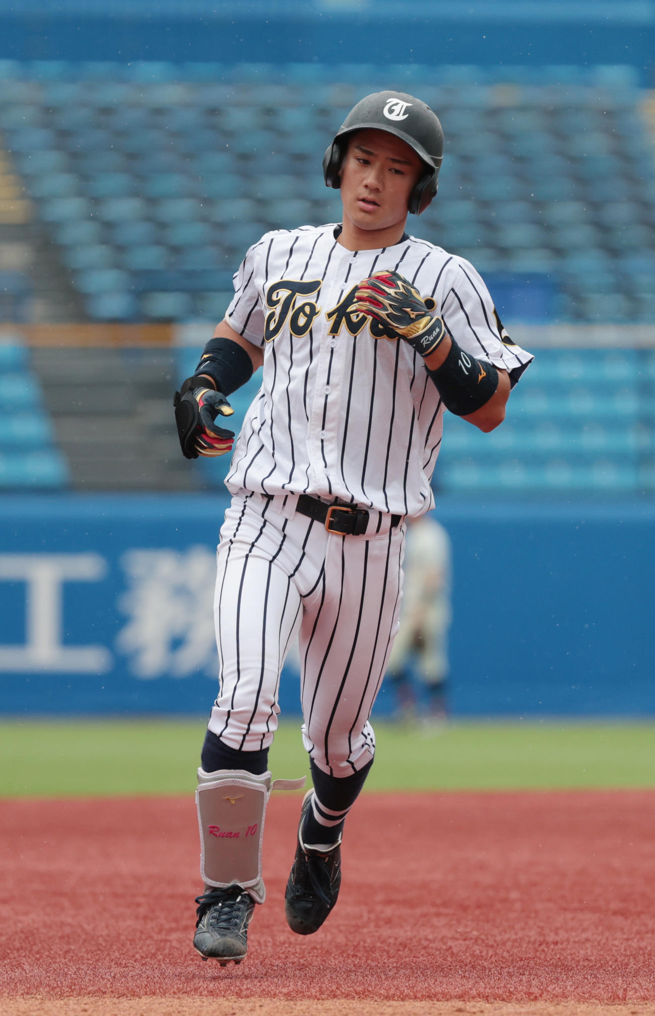 福井工大対東海大　3回裏東海大2死、大塚は右越えに本塁打を放つ（撮影・柴田隆二）