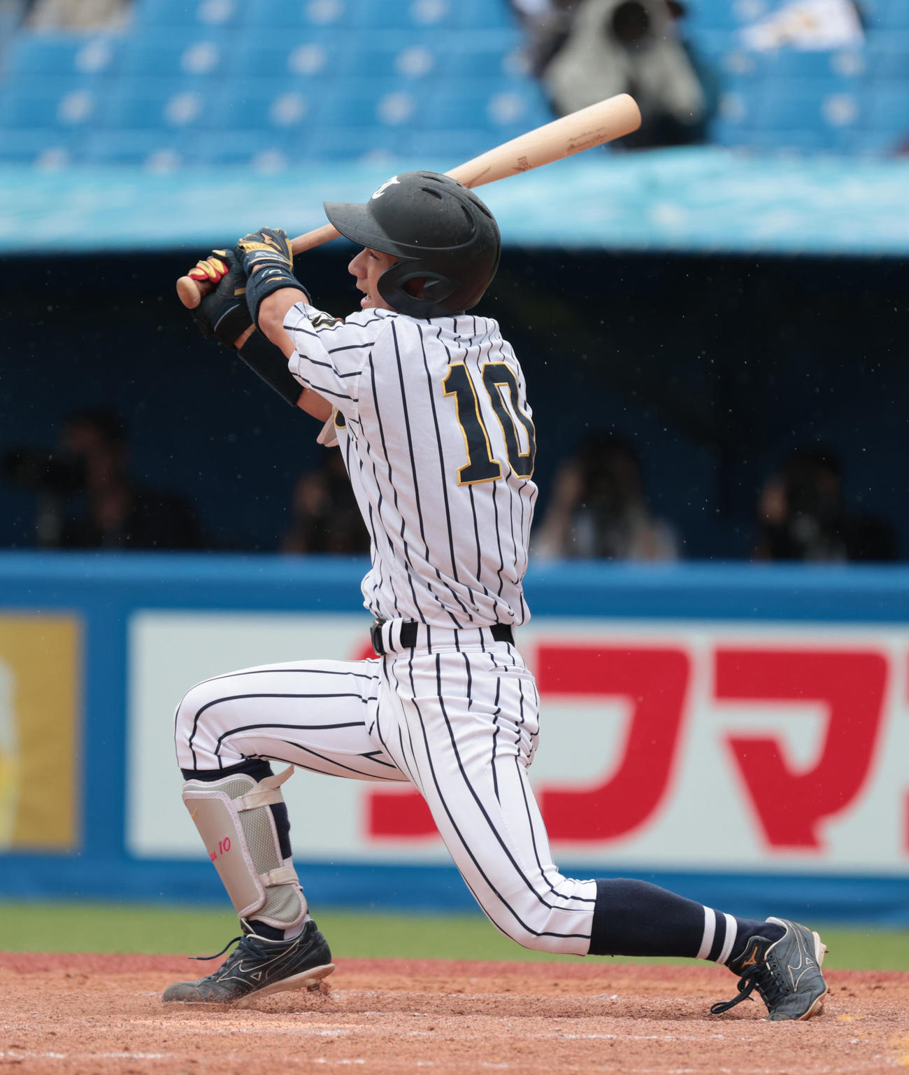 福井工大対東海大　3回裏東海大2死、大塚は右越えに本塁打を放つ（撮影・柴田隆二）