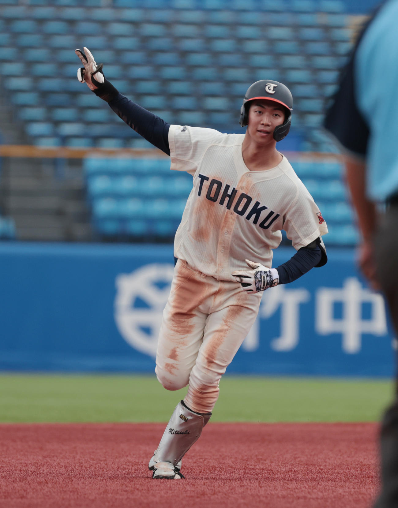 東北福祉大対青学大　6回表東北福祉大2死二塁、佐藤は中越えに本塁打を放ちガッツポーズする（撮影・柴田隆二）