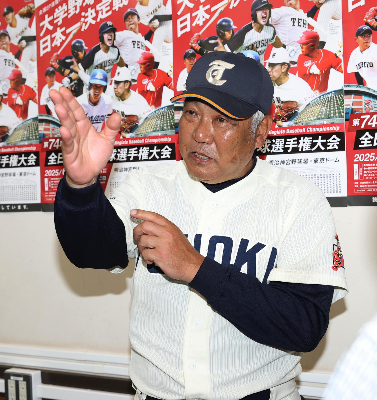 東北福祉大対青学大　勝利した東北福祉大・山路監督は会見する（撮影・柴田隆二）