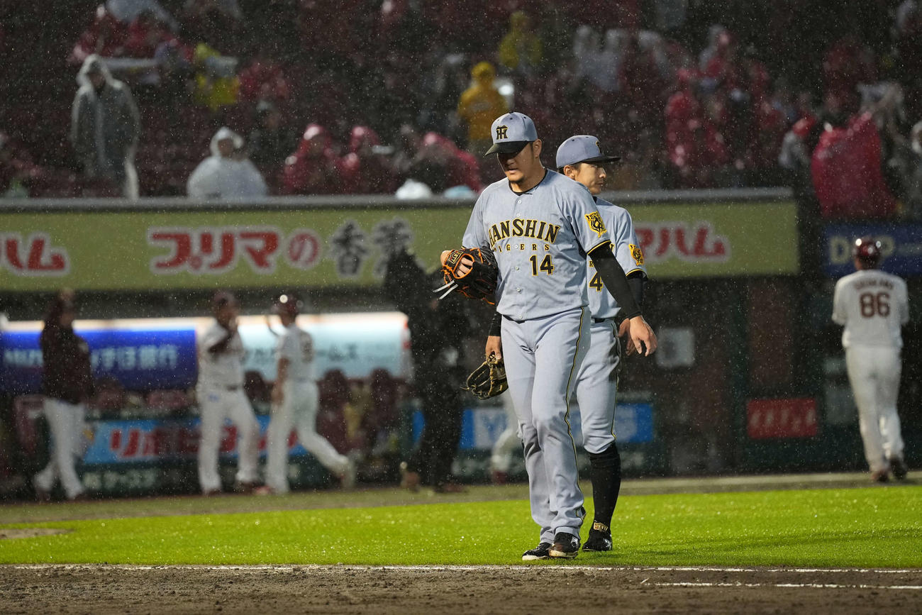 楽天対阪神　サヨナラ負けで引き揚げる岩貞（撮影・井上学）