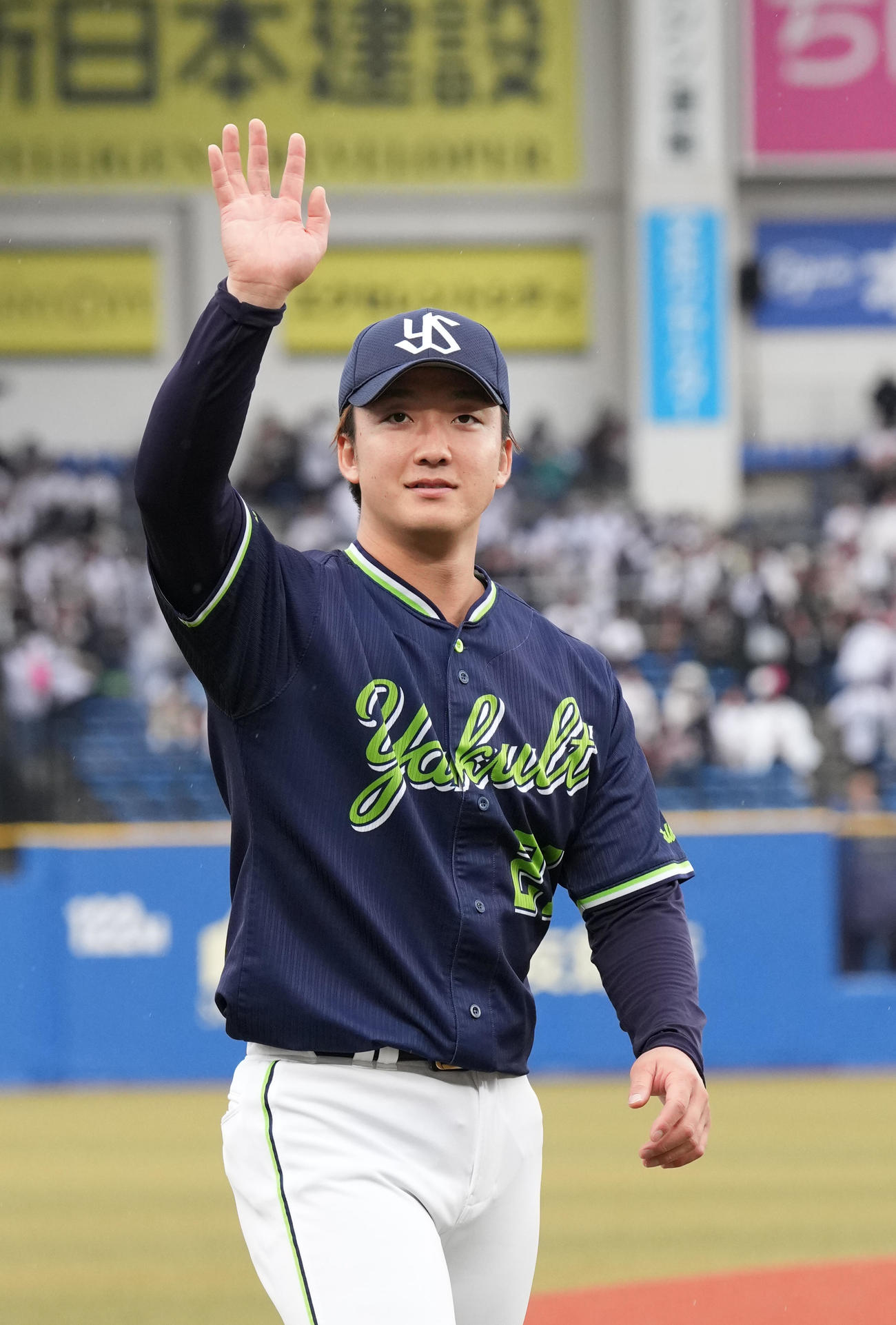 ロッテ対ヤクルト　今季3勝目を挙げたヤクルト先発の吉村はスタンドの声援に応える（撮影・小沢裕）