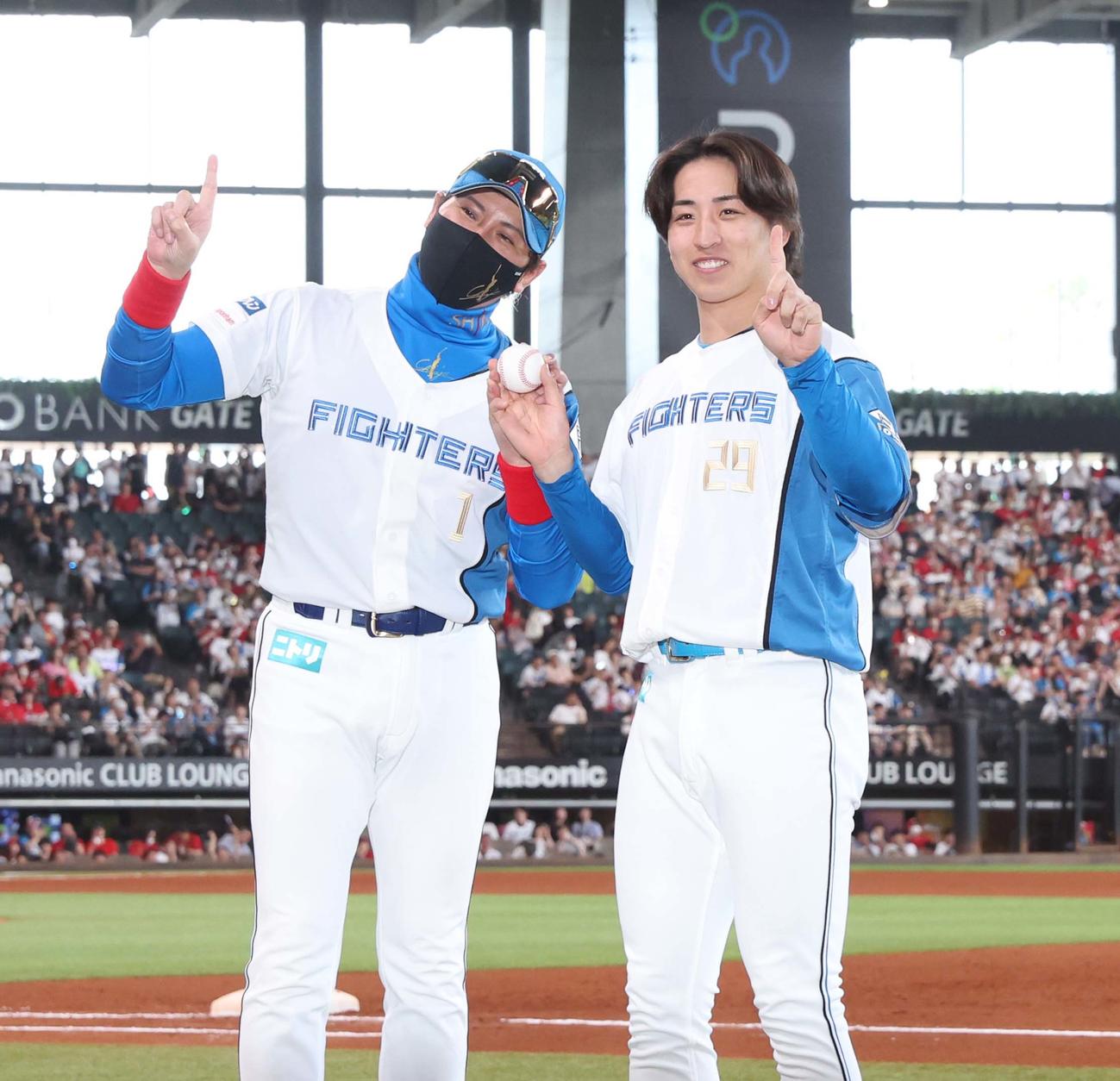 日本ハム対広島　プロ初勝利を挙げた細野がVサインしているのを「1勝目」になおす新庄監督（撮影・黒川智章）
