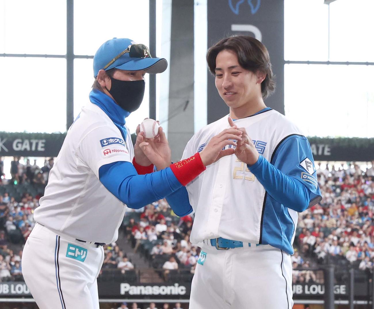 日本ハム対広島　プロ初勝利を挙げた細野がVサインしているのを「1勝目」になおす新庄監督（撮影・黒川智章）