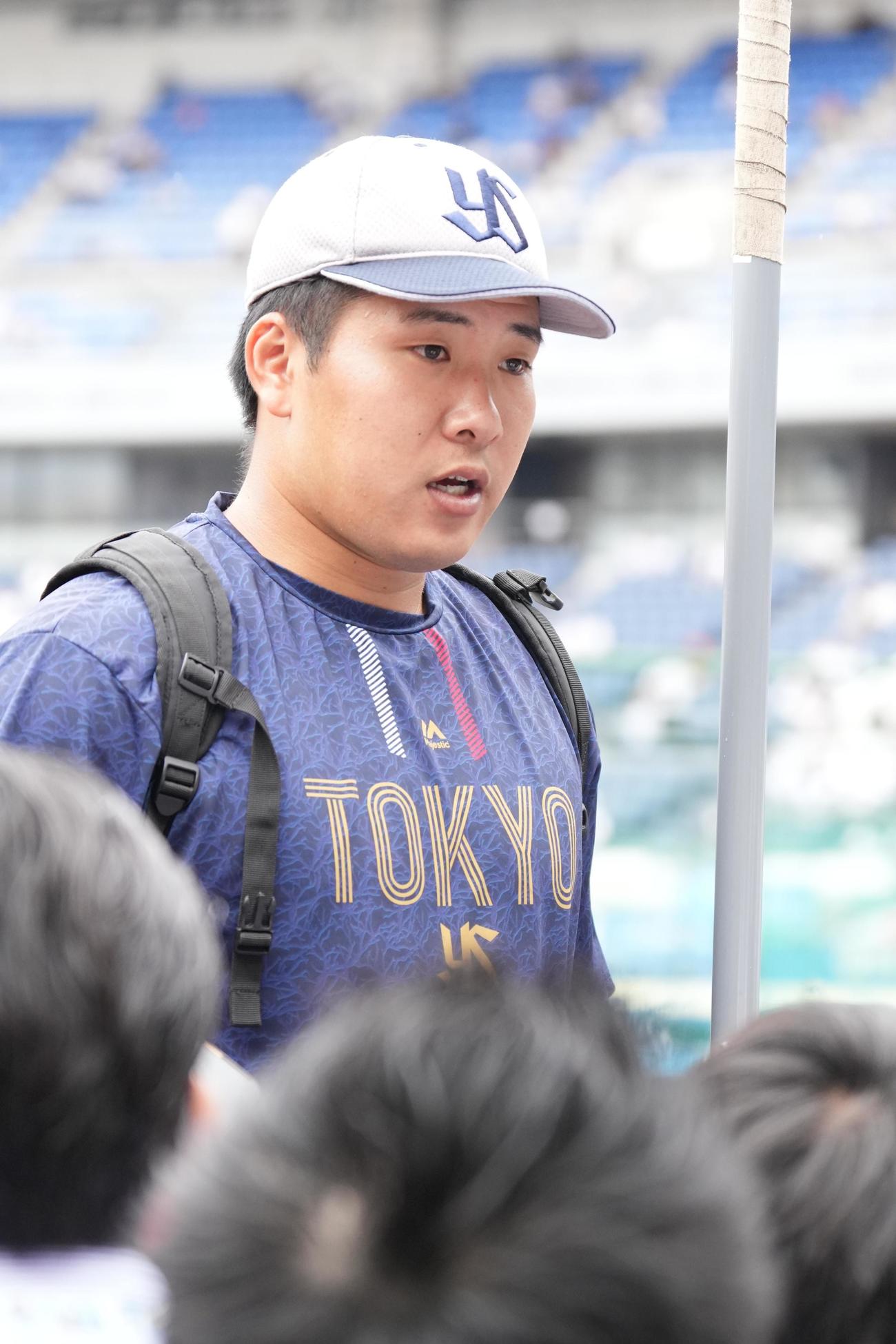 ロッテ対ヤクルト　試合前の練習を終え取材に応えるヤクルト荘司（撮影・小沢裕）
