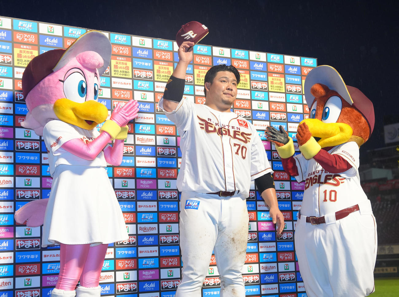 楽天対阪神　サヨナラ打の楽天石原はお立ち台でスタンドの声援に応える（撮影・足立雅史）