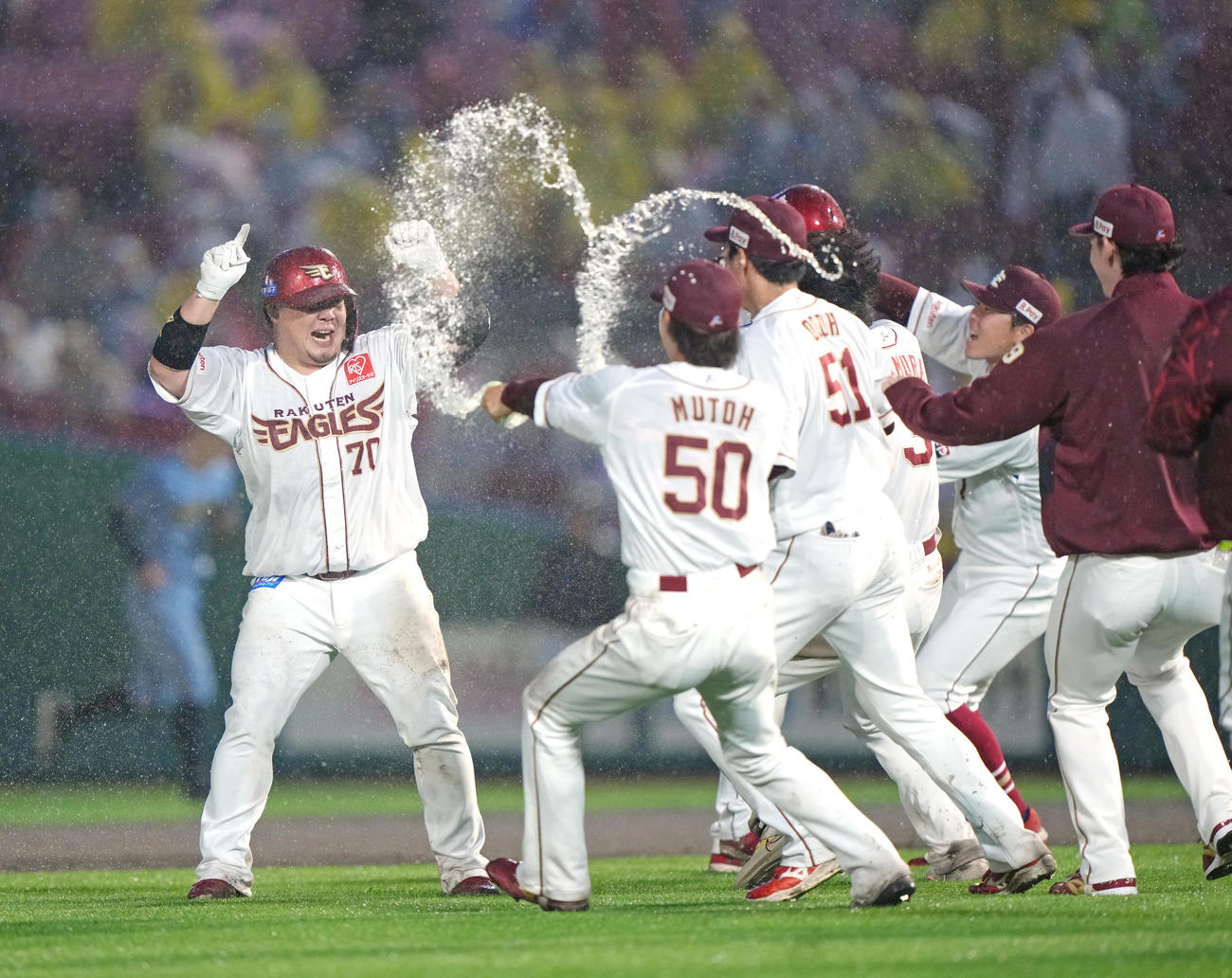 楽天対阪神　10回裏楽天2死一、二塁、石原（左）はサヨナラ打を放ち祝福される（撮影・足立雅史）