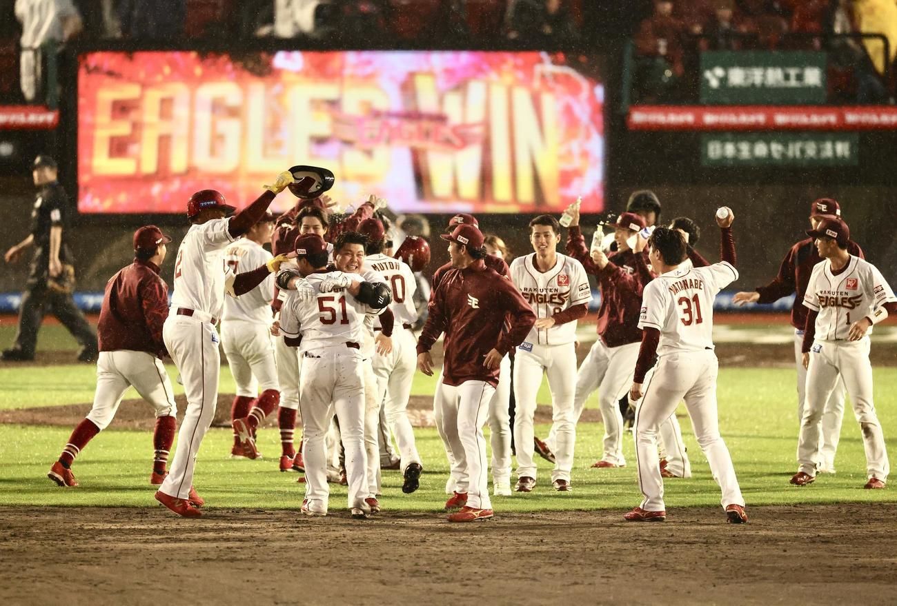 楽天対阪神　延長10回裏楽天2死一、二塁、左前サヨナラ適時打を放ち、チームメートに迎えられる石原（中央）（撮影・河田真司）