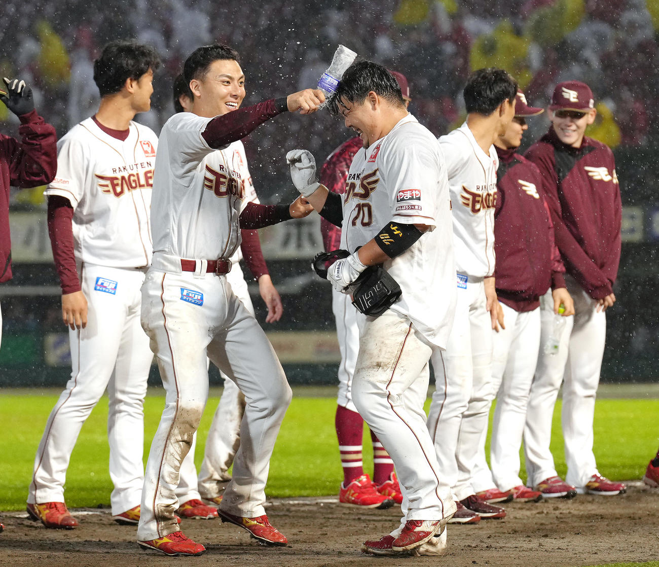 楽天対阪神　10回裏楽天2死一、二塁、石原（右）はサヨナラ打を放ち村林から手荒い祝福を受ける（撮影・足立雅史）