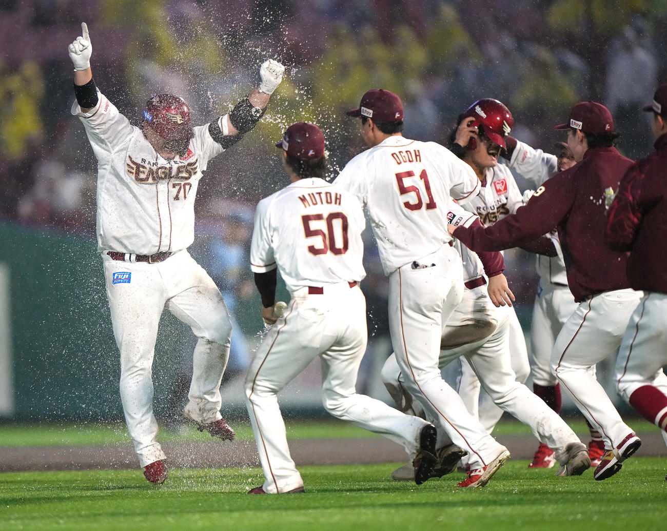 楽天対阪神　10回裏楽天2死一、二塁、石原（左）はサヨナラ打を放ち祝福される（撮影・足立雅史）