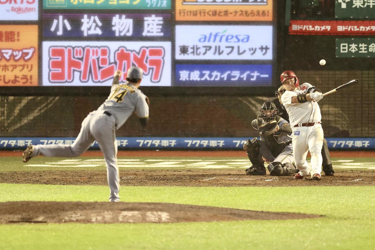 楽天対阪神　延長10回裏楽天2死一、二塁、左前サヨナラ適時打を放つ石原。投手岩貞（撮影・河田真司）