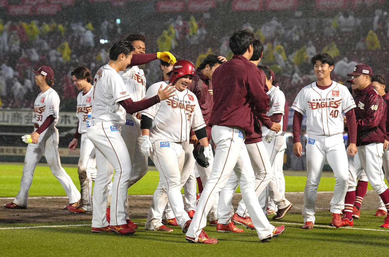 楽天対阪神　10回裏楽天2死一、二塁、石原（中央）はサヨナラ打を放ち祝福される（撮影・足立雅史）