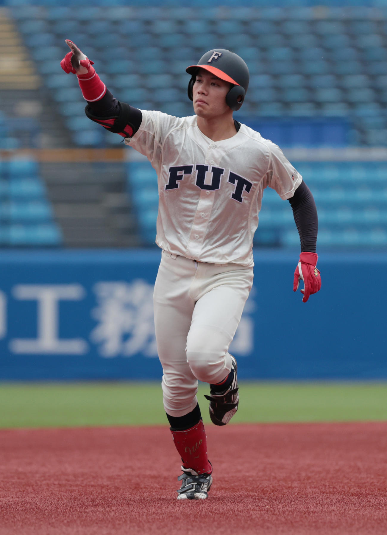 福井工大対東海大　2回表福井工大無死、高松は右越えに本塁打を放ちポーズを決める（撮影・柴田隆二）