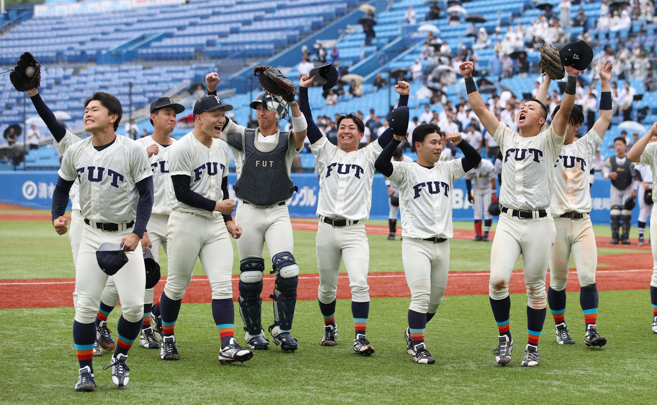 福井工大対東海大　勝利した福井工大ナインはスタンドに向かってガッツポーズする（撮影・柴田隆二）