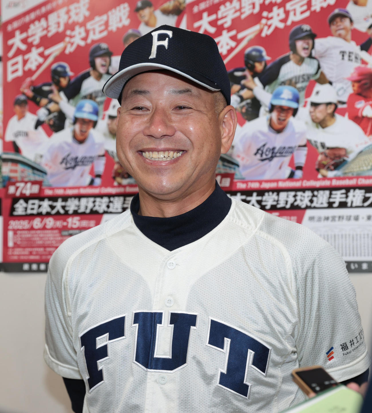 福井工大対東海大　勝利した福井工大・町田監督は笑顔を見せる（撮影・柴田隆二）