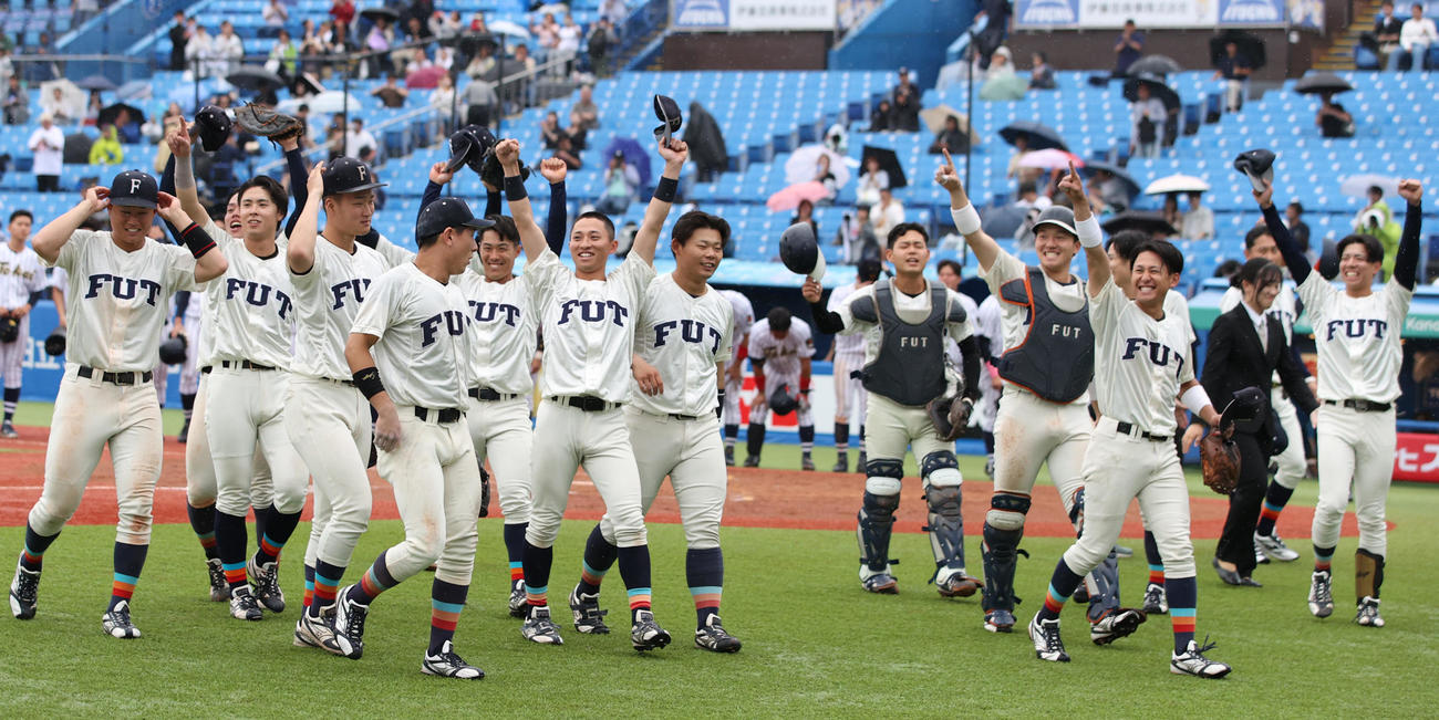 福井工大対東海大　勝利した福井工大ナインはスタンドに向かってガッツポーズする（撮影・柴田隆二）