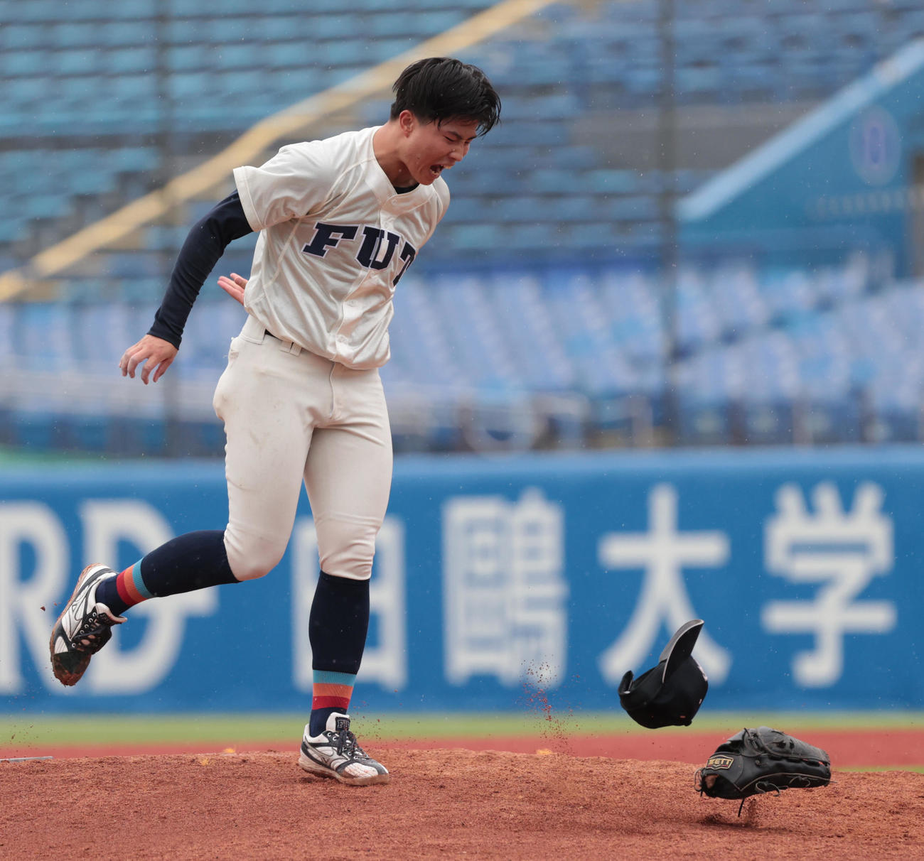 福井工大対東海大　勝利した福井工大・土合は帽子、グラブをマウンドにたたきつけた（撮影・柴田隆二）