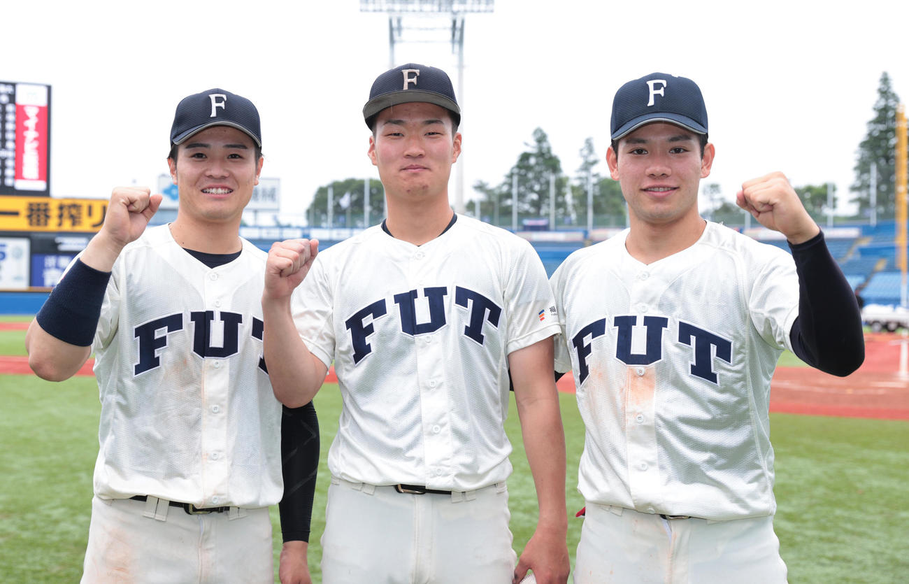 福井工大対東海大　勝利した、左から福井工大・伊藤、中本、高松はガッツポーズする（撮影・柴田隆二）