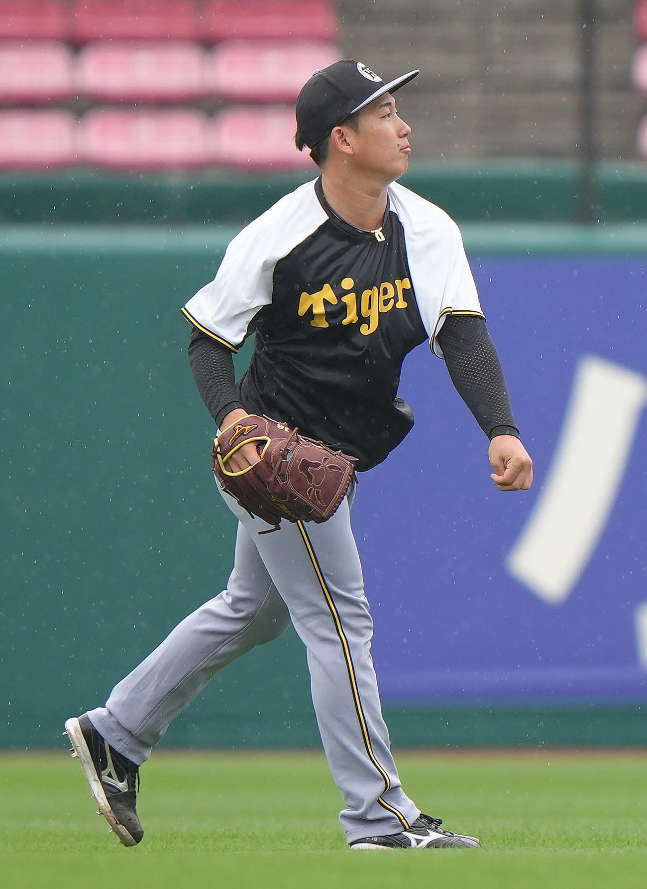 試合前、キャッチボールで調整する阪神伊原（撮影・足立雅史）