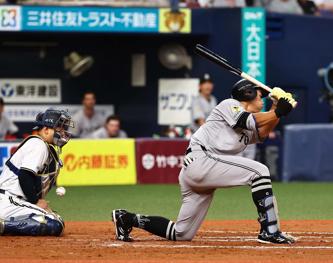 オリックス対巨人　8回表巨人1死、三塚は3打席連続三振に倒れる（撮影・上田博志）