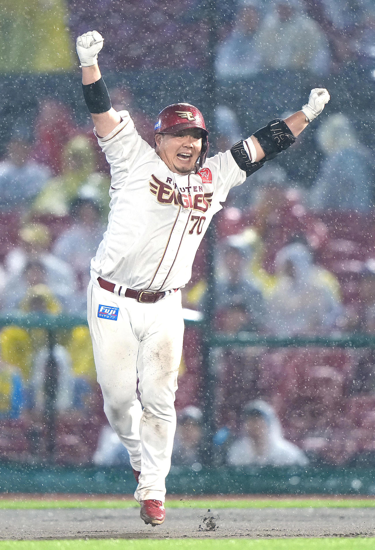 楽天対阪神　10回裏楽天2死一、二塁、石原はサヨナラ打を放ちガッツポーズ（撮影・足立雅史）