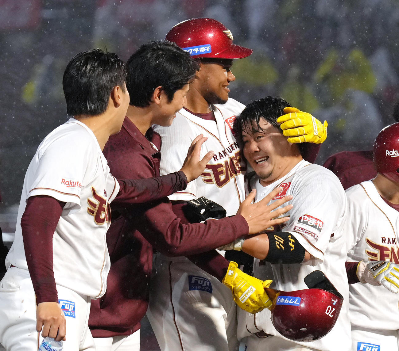 楽天対阪神　10回裏楽天2死一、二塁、石原（右）はサヨナラ打を放ちゴンザレス（中央）に抱きしめられる（撮影・足立雅史）
