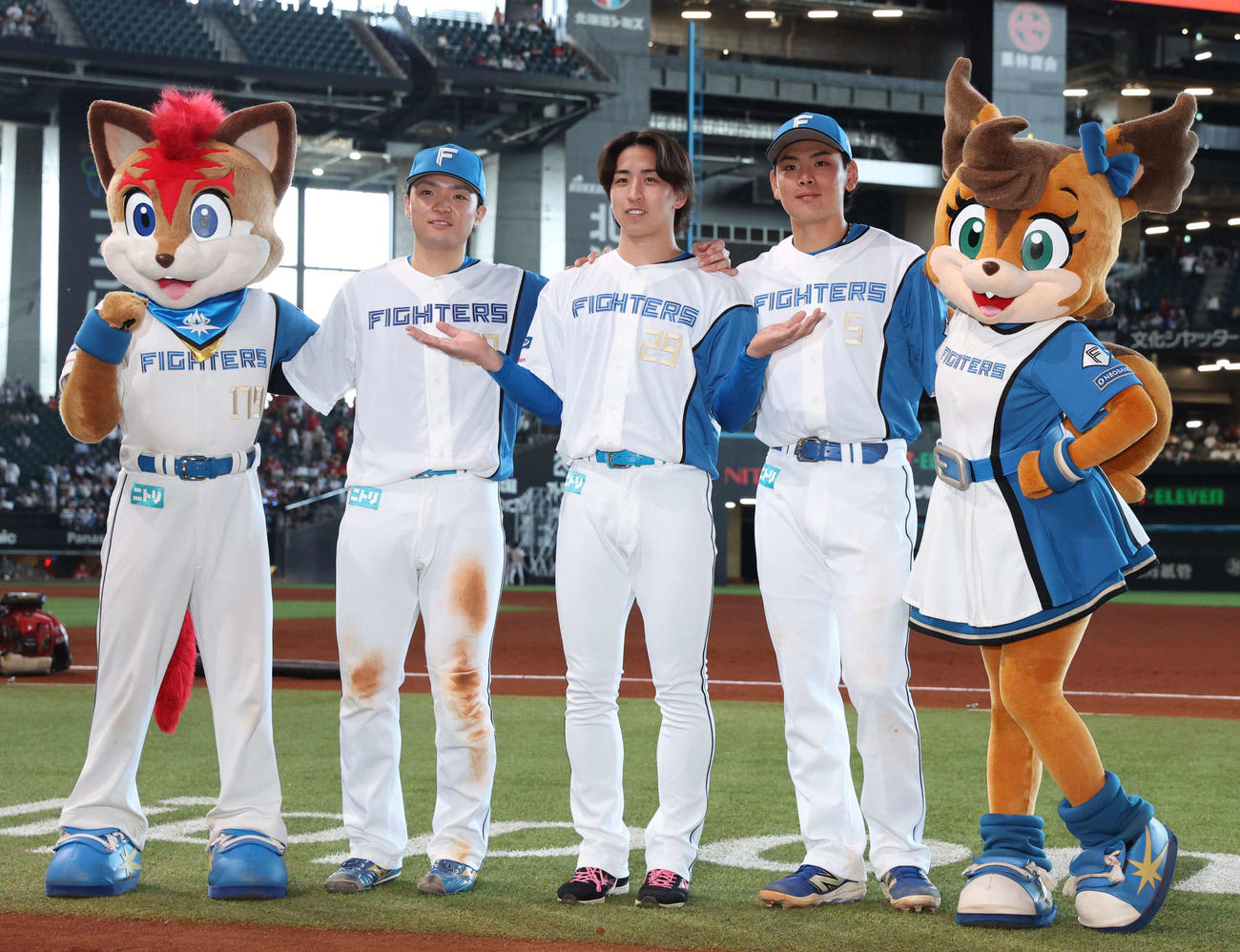 日本ハム対広島　試合後、ポーズをとる左から郡司、細野、野村（撮影・黒川智章）