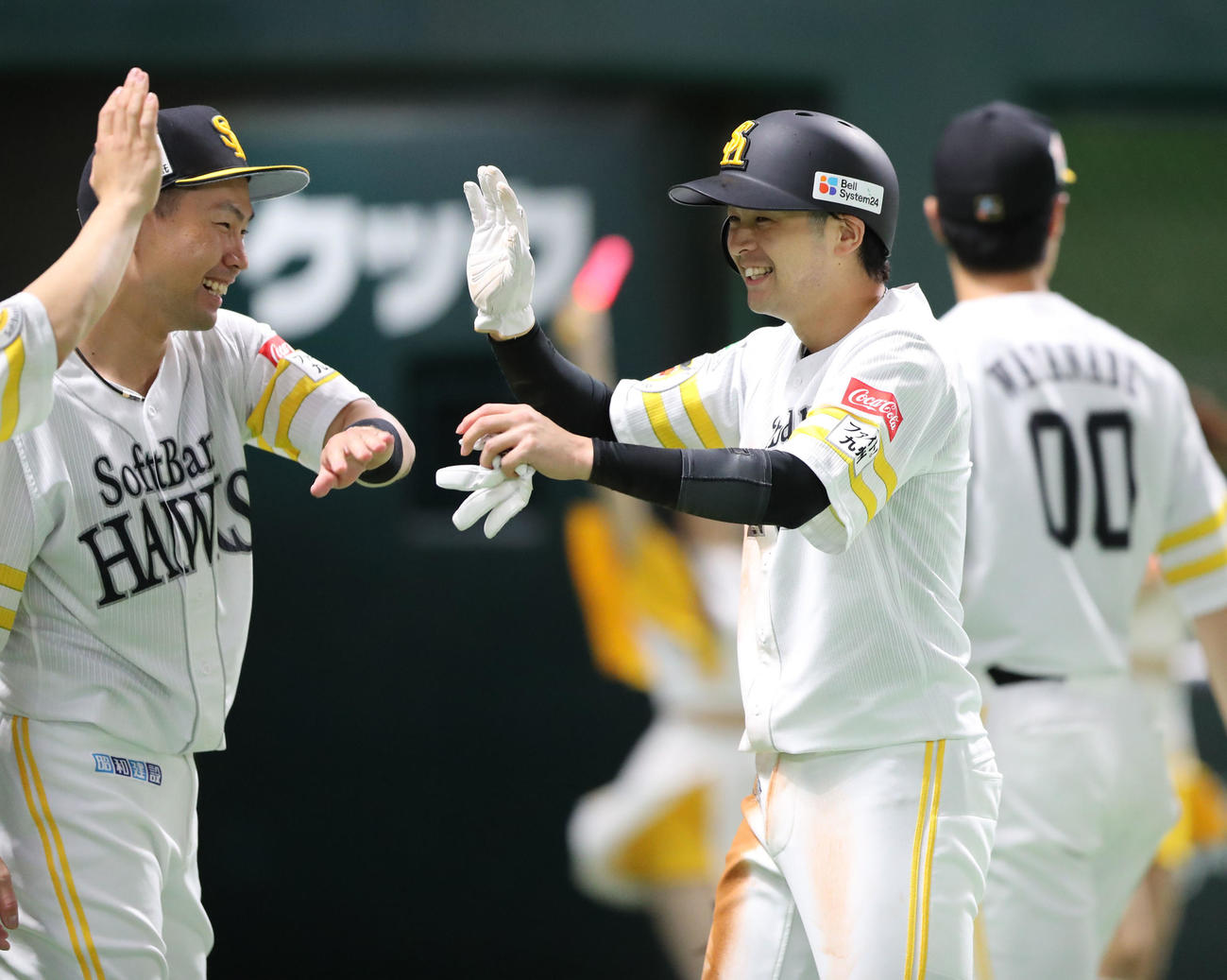 ソフトバンク対DeNA 5回裏に適時二塁打を放った川瀬は笑顔でナインとハイタッチ（撮影・梅根麻紀）