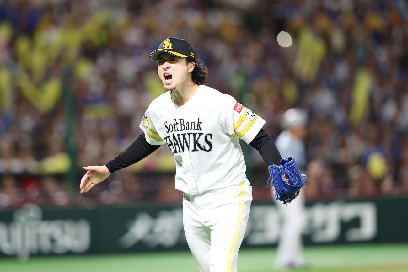 ソフトバンク対DeNA 7回表DeNA2死一、二塁、上沢は松尾を三ゴロに仕留めガッツポーズ（撮影・梅根麻紀）