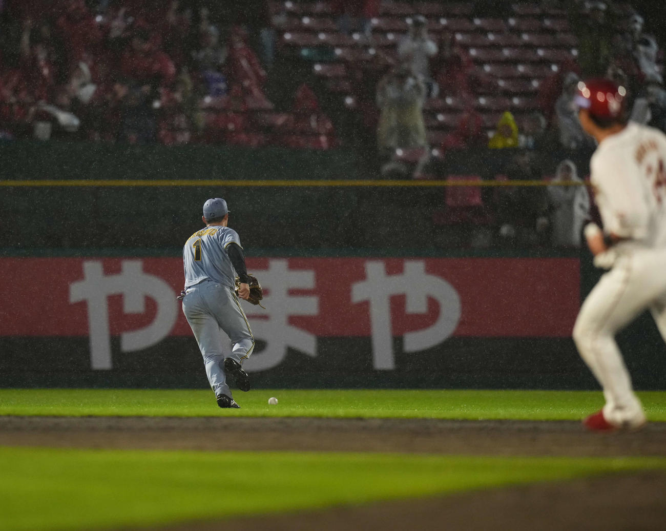 楽天対阪神　10回裏楽天2死一、二塁、石原彪の打球を追う森下（撮影・井上学）